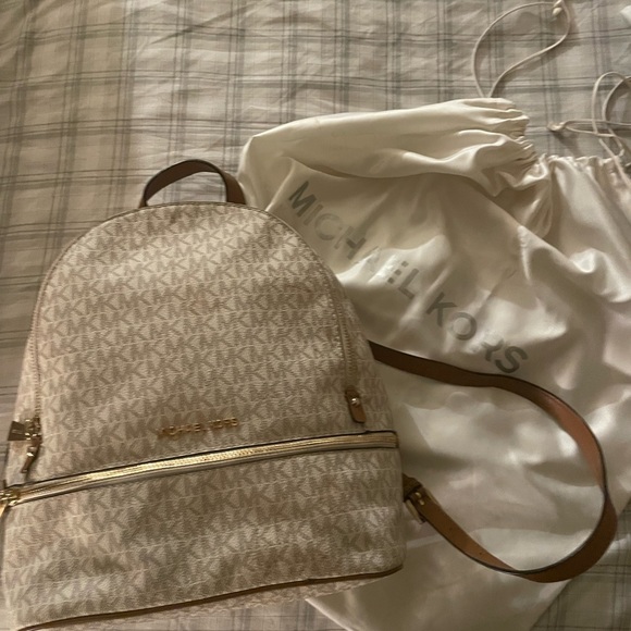Micheal Kors Backpack 🎒 - Picture 1 of 4
